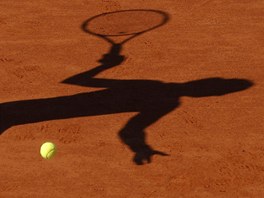 KVITOVÁ TROCHU JINAK. Stín eské tenistky v prbhu semifinále Roland Garros.