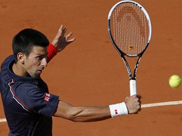 PRECIZNOST. Novak Djokovi v semifinlovm utkn Roland garros proti Rogeru