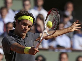 UKZKOV PKLAD. Roger Federer a jeho bekhendov volej v semifinle Roland