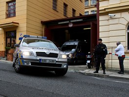 Policejní eskorta s Davidem Rathem odjídí z vazební vznice v Litomicích do...