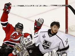 CHUMEL TL. Branká Los Angeles Jonathan Quick v souboji s  Patrikem Eliáem z...