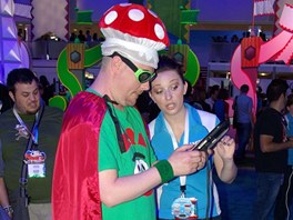E3 2012 - Nkteí návtvníci se navlékli do fanoukovských kostým.