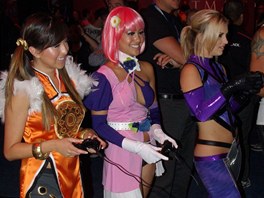 E3 2012 - Hostesky hrají hru Tekken Tag Tournament 2, kterou svými kostýmy