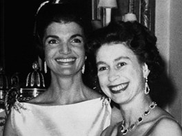 První dáma USA Jacqueline Kennedyová a královna Albta II. (Londýn, 1961)