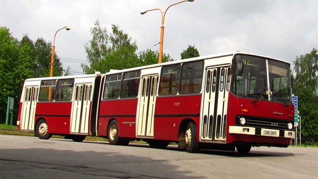 Maarsk autobus Ikarus u v esku jezd jen v rmci historickch jzd.