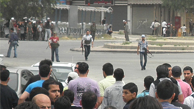 abha v akci. Asadovy polovojensk jednotky se chystaj k zsahu proti pohebnmu prvodu v Damaku (30. dubna 2012 )