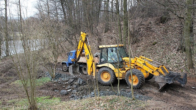 Výstavba úseku cyklostezky, na který si stují rybái, zaala v polovin dubna.