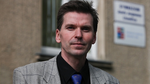 Petr Bašus je respektovaný učitel českého jazyka na litoměřickém gymnáziu. Byl Petr Bašus je respektovaný učitel českého jazyka na litoměřickém gymnáziu. Byl