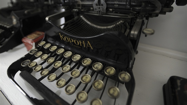 Americký psací stroj Corona s klávesnicí v azbuce
