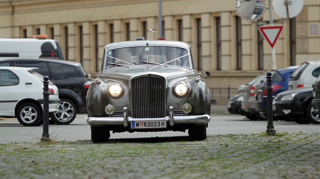 Dvořákova dlouholetá přítelkyně přijela na svatbu v naleštěném veteránu Bentley. Dvořákova dlouholetá přítelkyně přijela na svatbu v naleštěném veteránu Bentley.