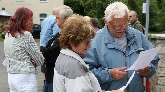 Setkn lid v Machnn,kte nesouhlas s vstavbou prmyslov zny kolem jejich dom (2. ervna 2012)