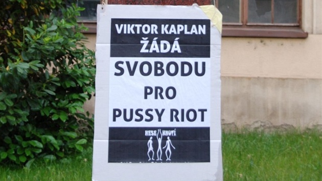 Hnutí Nesehnutí v Brn zahalilo sochy ve mst barevnými kuklami stylu Pussy