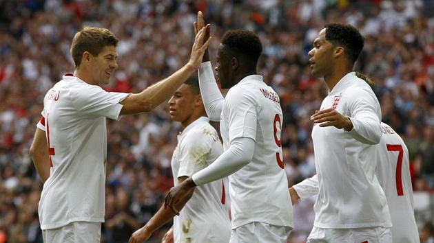 Fotbalisté Anglie se radují z gólu, který v pátelském utkání proti Belgii