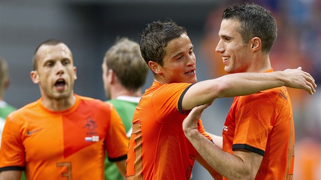 Nizozemtí fotbalisté se radují z gólu, který v pátelském utkání proti
