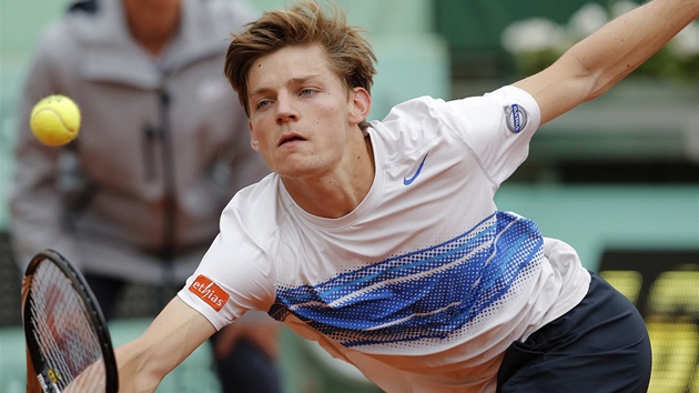 TO DOBHNU. Belgický tenista David Goffin se natahuje po míku v zápase proti