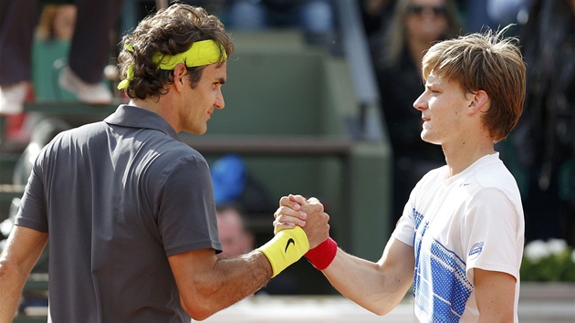 DOBRÝ ZÁPAS. Roger Federer (vlevo) si po vzájemném utkání podává u sít ruku s