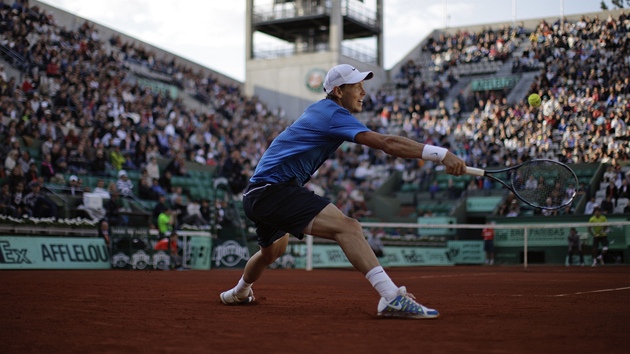 SLEDOVANÝ. Tomá Berdych se pod dohledem zaplnného hledit natahuje po míku.