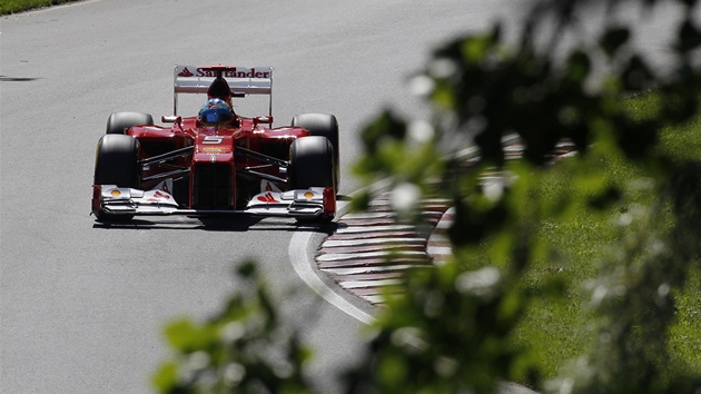 Fernando Alonso s Ferrari na trati Velké ceny Kanady bhem tetího meného