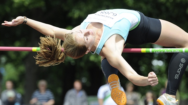 NAD LAŤKOU. Vícebojařka Eliška Klučinová během atletického mítinku v Kladně. NAD LAŤKOU. Vícebojařka Eliška Klučinová během atletického mítinku v Kladně.