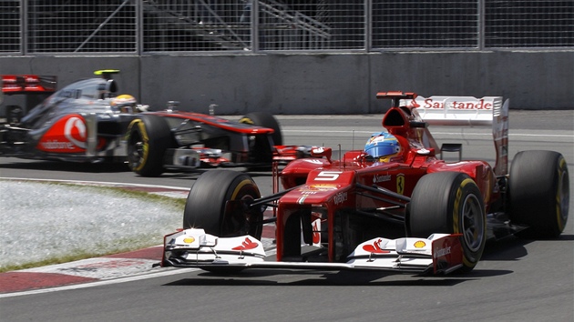 V ZATCE. Fernando Alonso projd zatku bhem kvalifikace Velk ceny Kanady, za nm je Lewis Hamilton.
