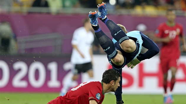 LÉTAJÍCÍ BRANKÁ. Nmeckého gólmana Manuela Neuera v souboji dohrál Portugalec