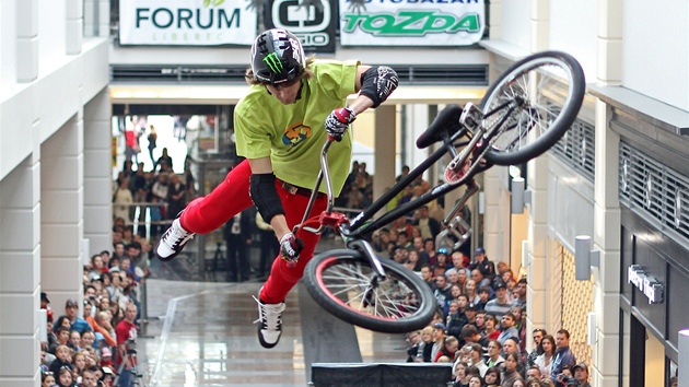 Libereck obchodn dm Forum hostil neobyejnou show na motorkch. Neschzeli ale ani jezdci na BMX.