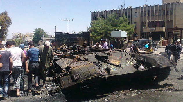 Snímek, který poídil obyejný Syan, ukazuje tank zniený bhem stet mezi