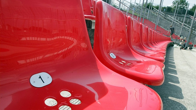 Doplování sedaek na fotbalovém stadionu 1. FC Brno v Srbské ulici v Brn