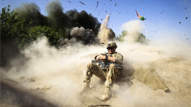 Americký voják Jake Beaudoin se kryje bhem kontrolované exploze, která má...