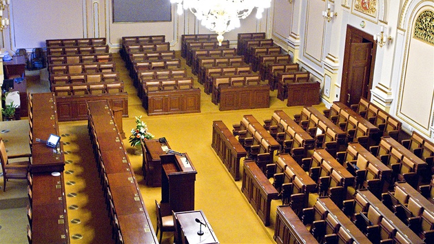 Prázdné lavice v Poslanecké snmovn (ilustraní snímek)