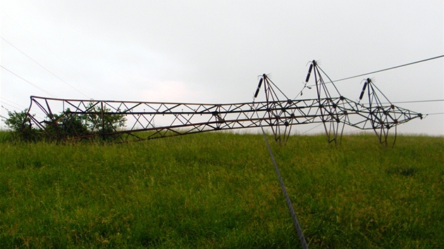 Zícený elektrický stoár na Novojiínsku po zásahu zlodj kov a silného vtru