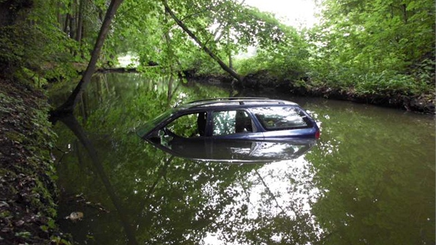 Nedaleko Rychnova nad Knnou vytahovali hasii ukradené auto z Mlýnského