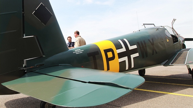 Na víkendovou Aviatickou pou piletl z Británie Bücker Bü 181, válený kolní...