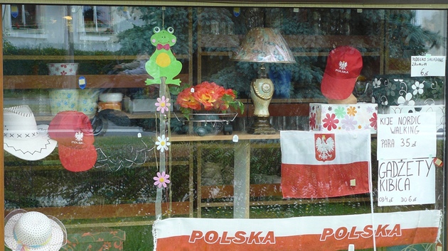 Suvenýry zaplavily výlohy obchod v polské Kudow Zdróji. (4. ervna 2012)