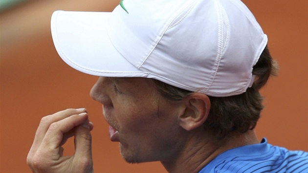 TOHLE NE! Nespokojené gesto Tomáe Berdycha v osmifinálovém duelu Roland Garros