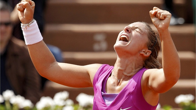 ANO! Sarra Erraniová slaví postup do semifinále Roland Garros.