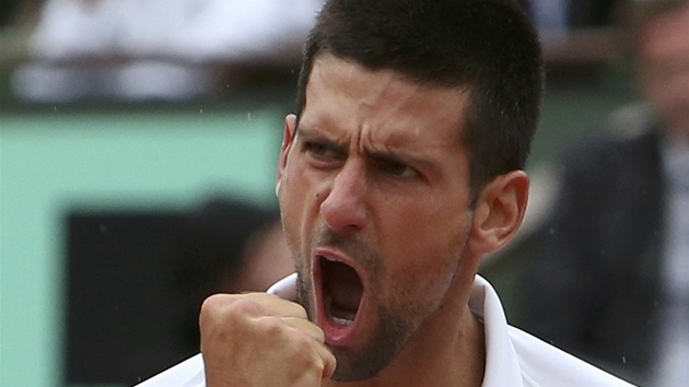 ANO! Novak Djokovi slaví postup do semifinále Roland Garros.