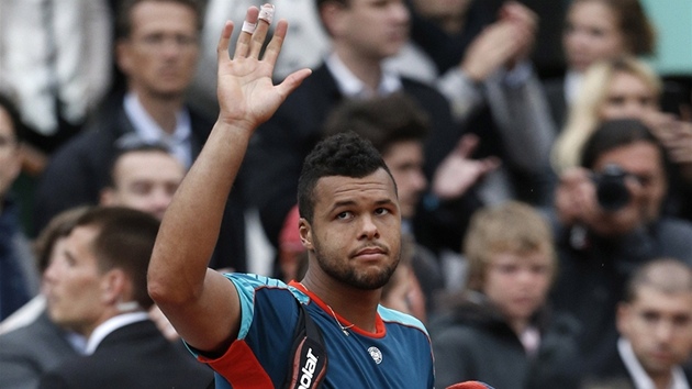 LOUEN. Jo-Wilfried Tsonga se lou s divky po prohe s Novakem Djokoviem ve tvrtfinle Roland Garros.