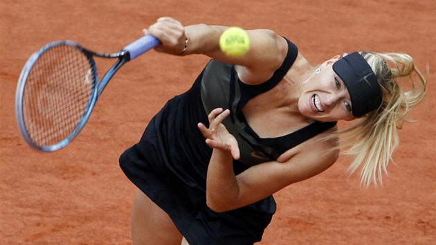PO SERVISU. Maria arapovová ve tvrtfinále Roland Garros.