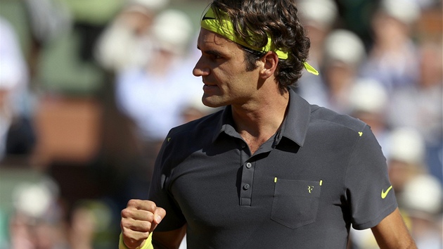 ANO. Roger Federer se povzbuzuje v semifinále Roland Garros.