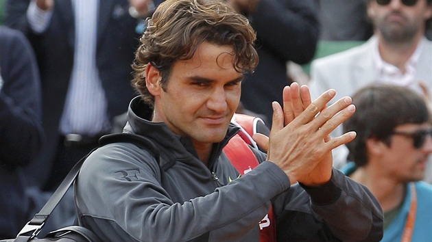 LOUENÍ. Roger Federer odchází z kurtu po semifinálové prohe s Novakem