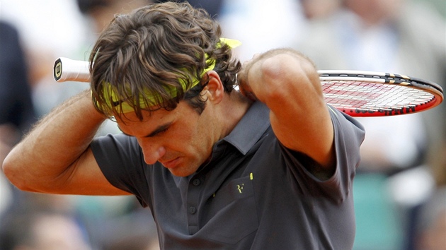 ÚPRAVY. Roger Federer si upravuje triko v semifinále Roland Garros proti