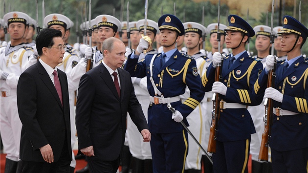 nsk prezident Chu in-tchao (vlevo) a rusk prezident Vladimir Putin v Pekingu na uvtacm ceremonilu summitu anghajsk organizace pro spoluprci (5. ervna 2012). 