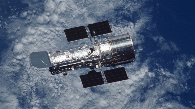 Nevidl nkdo bratka? Hubblev teleskop na obn drze, kde zstane jet nkolik let. Pak by ml bt (patrn s pomoc robotick mise) zen naveden do zemsk atmosfry. 