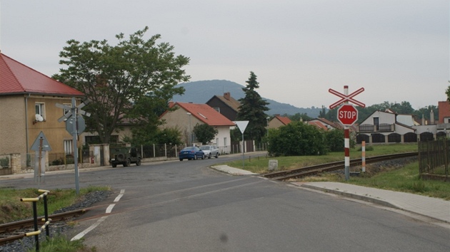 Strakov od Vodochod oddluje eleznin tra, v pozad  je vidt p.