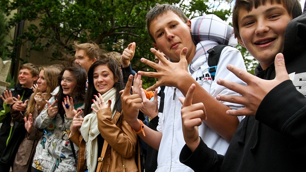 Ped litomickou vazební vznicí ekali i studenti.