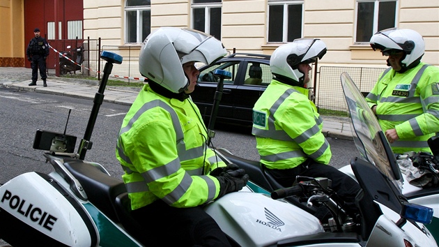 Policejní manévry ped litomickou vazební vznicí