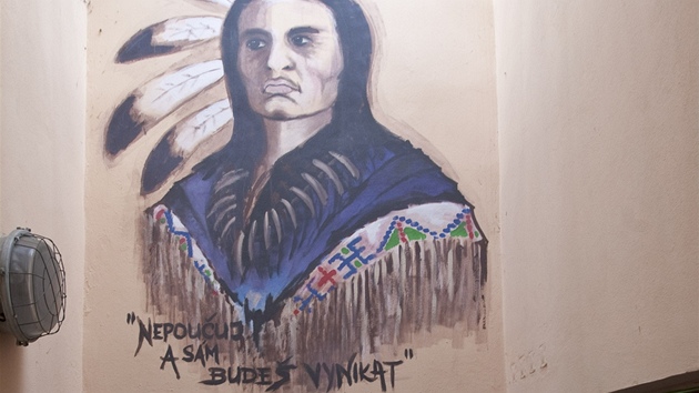 Vazební vznice v Teplicích, podobizna indiána nad vchodem na vycházkový dvr