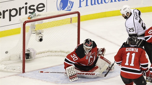 ROZHODUJC GL. Brank New Jersey Martin Brodeur u v, e je zle. Pi vtzn tref Los Angeles ml zakryt vhled, o co se staral i Dustin Penner. 