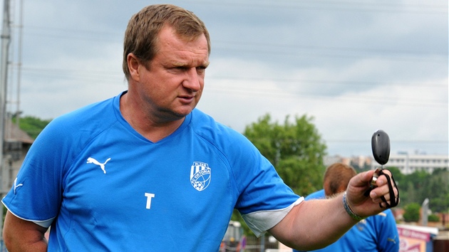 BEDLIVÝ DOZOR. Trenér fotbalist Viktorie Plze Pavel Vrba pozoruje na tréninku